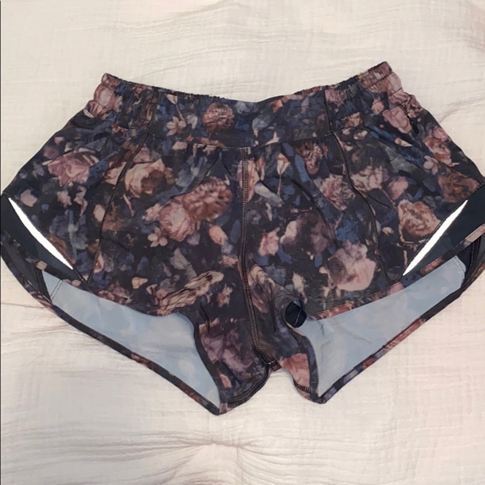 lululemon hotty hot shorts 2.5” rose pattern